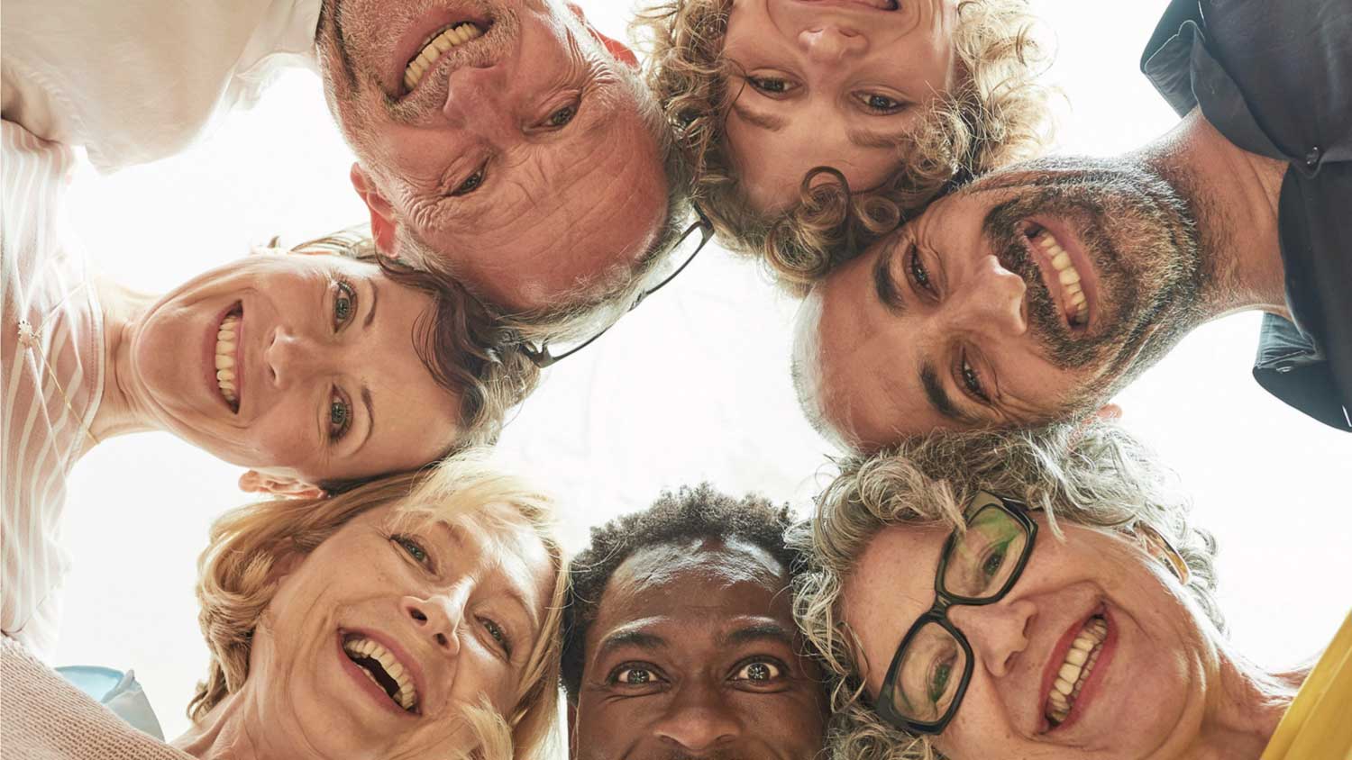Symbolbild mit Beratern die in die Kamera schauen.